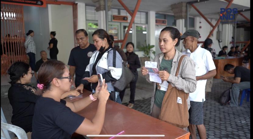 Petugas melakukan verifikasi dan pendataan warga penerima manfaat bantuan sosial berupa sembako.