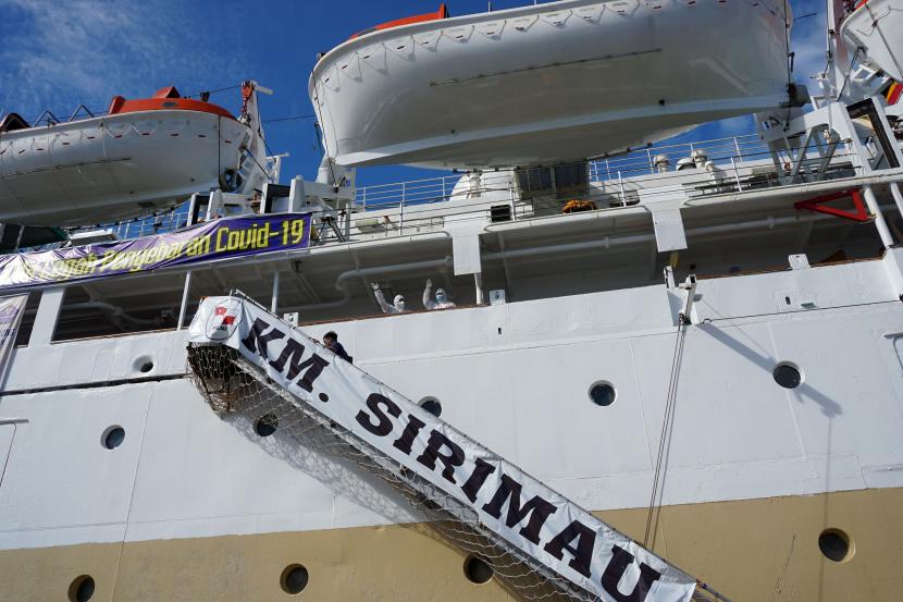 Petugas melambaikan tangan sebelum KM Sirimau berlabuh di Pelabuhan Kota Sorong, Papua Barat, Selasa (24/8/2021). Pelni Cabang Manokwari, Papua Barat menyiapkan sembilan kapal untuk melayani masyarakat untuk mudik pada masa Lebaran 2023 ini. 