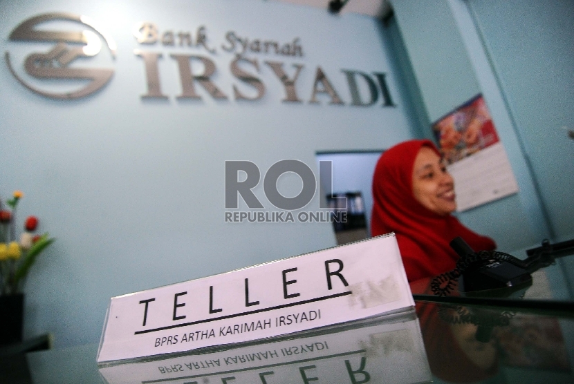 Petugas melanyani nasabah di kantor Bank Perkreditan Rakyat Syariah (BPRS) Irsyadi di Pondok Gede, Jawa Barat, Senin (22/6).