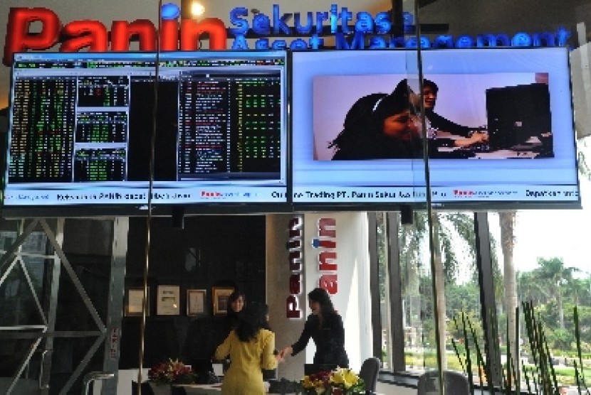 Petugas melayani calon investor di Galeri Panin Asset Management di lantai dasar BEI, Jakarta
