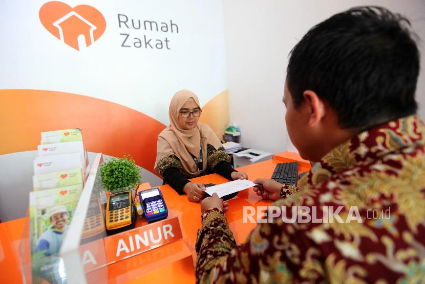 Petugas melayani donatur di Kantor Layanan Rumah Zakat, Matraman, Jakarta, Jumat (16/11).