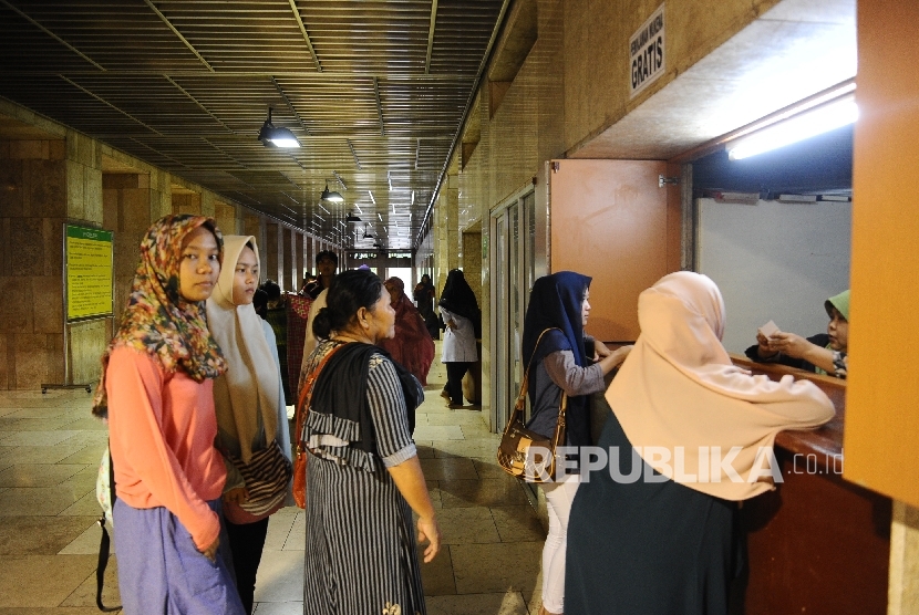  Petugas melayani jamaah yang hendak meminjam mukena di Masjid Istiqlal, Jakarta, Ahad (4\12).