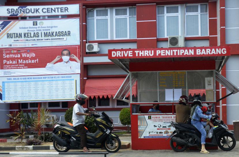 Lapas-Rutan Makassar Siapkan Penanganan Antisipasi Kebakaran. Petugas melayani keluarga warga binaan yang menitipkan barang dan makanan dengan Layanan Tanpa Turun (Drive Thru) di Rumah Tahanan (Rutan) Kelas I, Makassar, Sulawesi Selatan, Kamis (29/7/2021). Layanan tersebut bertujuan untuk menghindari kontak langsung antara pengunjung dan petugas rutan sebagai upaya antisipasi dan menekan penyebaran virus COVID-19