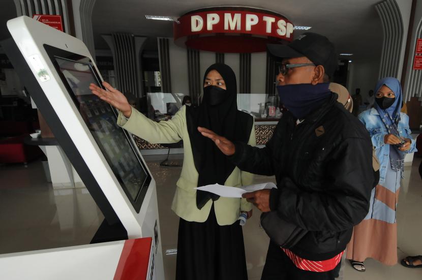 Petugas melayani masyarakat di Mal Pelayanan Publik (MPP) Boyolali, Jawa Tengah, Senin (3/10/2022).