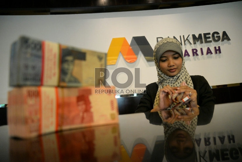 Petugas melayani nasabah di Bank Mega Syariah, Jakarta. PT Bank Mega Syariah (BMS) menggelar program Kejar Poin Sultan bagi nasabah tabungan mudharabah perorangan. Terutama bagi mereka yang terdaftar sebagai pengguna aplikasi mobile banking M-Syariah. 