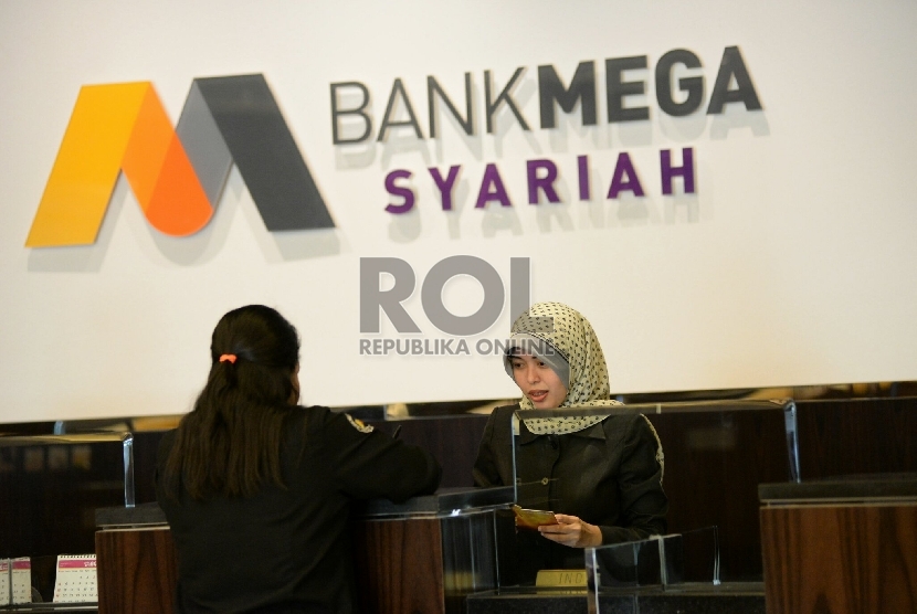 Petugas melayani nasabah di Bank Mega Syariah, Jakarta, Kamis (5/3).
