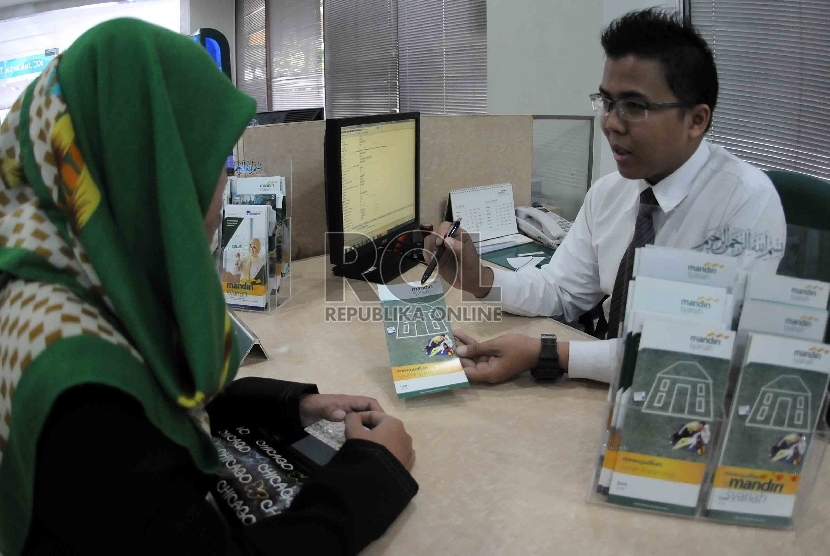 Pelayanan di salah satu kantor cabang Bank Syariah Mandiri.