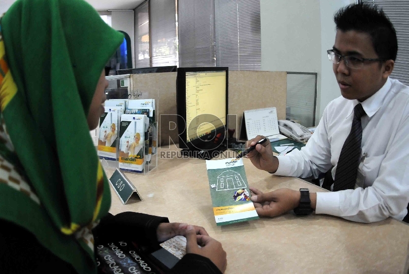 Petugas melayani nasabah di banking hall Bank Syariah Mandiri (BSM), Jakarta, Senin (3/8).