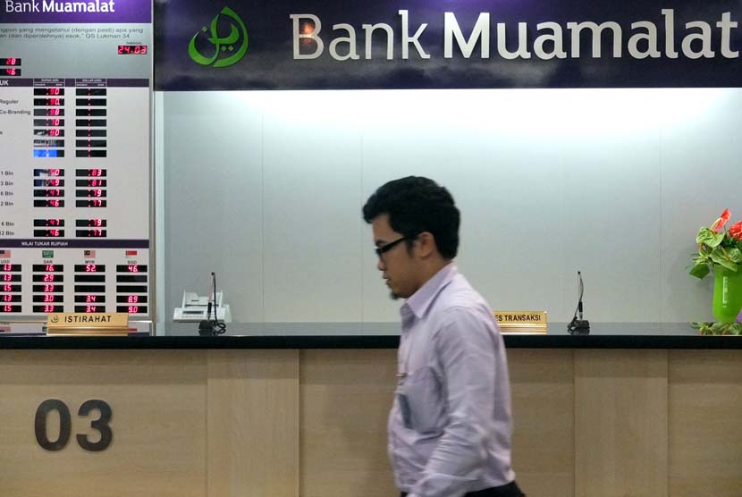 Petugas melayani nasabah di banking hall salah satu kantor cabang Bank Muamalat, Jakarta, beberapa waktu lalu.