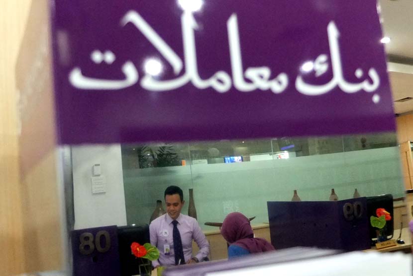 Petugas melayani nasabah di banking hall salah satu kantor cabang Bank Muamalat, Jakarta, Senin (6/5).