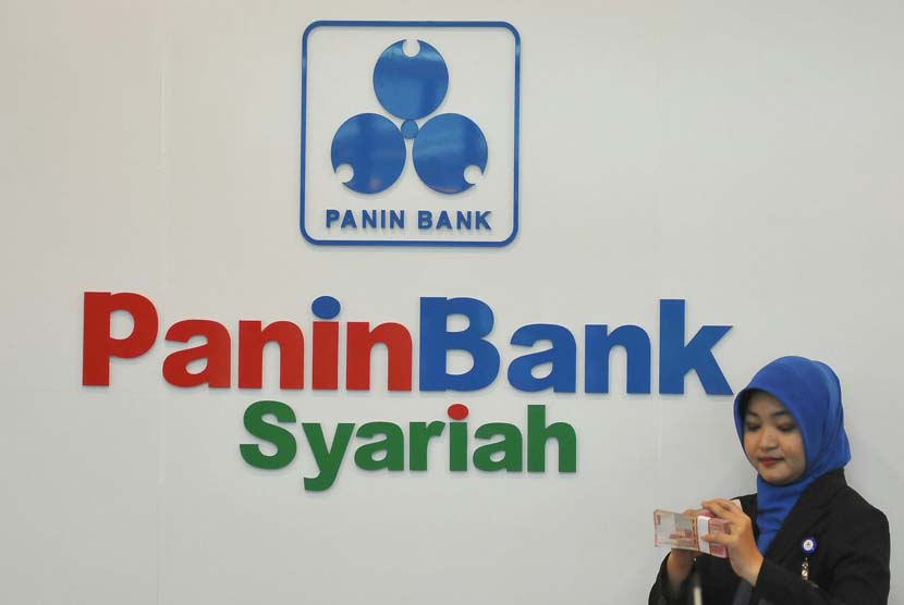 Petugas melayani nasabah di banking hall salah satu kantor cabang Bank Panin Syariah, Jakarta,Rabu (7/5). 