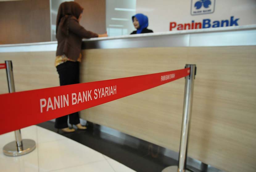 Petugas melayani nasabah di banking hall salah satu kantor cabang Bank Panin Syariah, Jakarta,Rabu (7/5). 