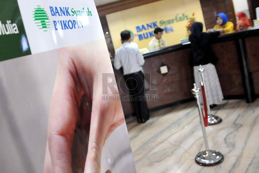 Petugas melayani nasabah di banking hall salah satu kantor cabang Bank Syariah Bukopin Jakarta, Senin (25/8).(Republika/Prayogi)