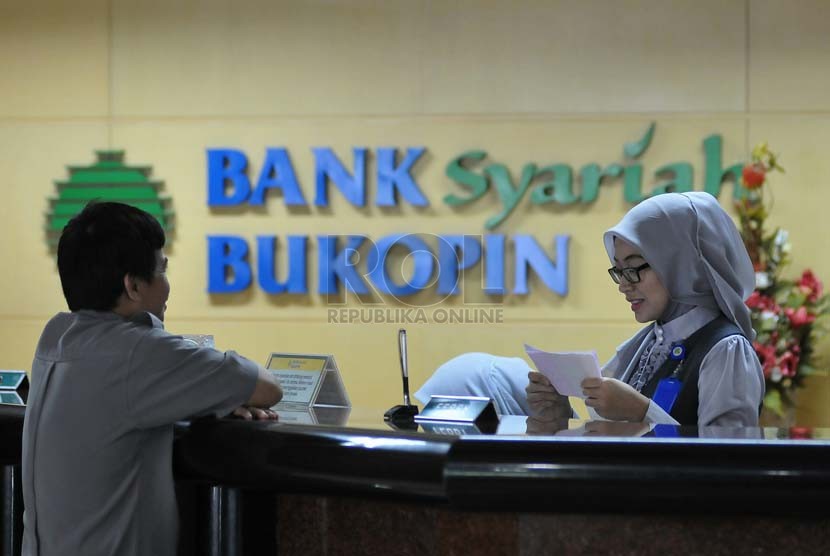 Petugas melayani nasabah di banking hall salah satu kantor cabang Bank Syariah Bukopin, Jakarta. ilustrasi (Republika/Prayogi)