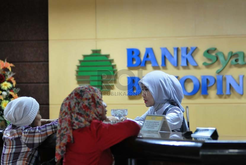 Petugas melayani nasabah di banking hall salah satu kantor cabang Bank Syariah Bukopin, Jakarta, Kamis (25/9).(Republika/Prayogi)