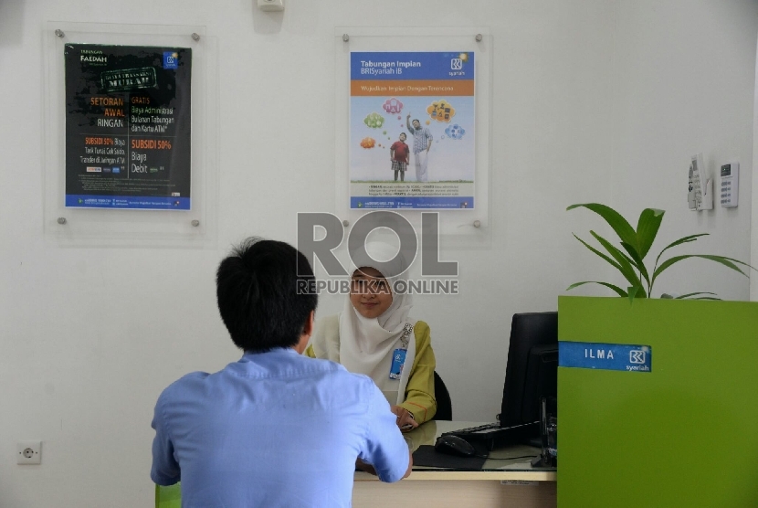 Petugas melayani nasabah di kantor BRI Syariah, Jakarta, Kamis (28/5).