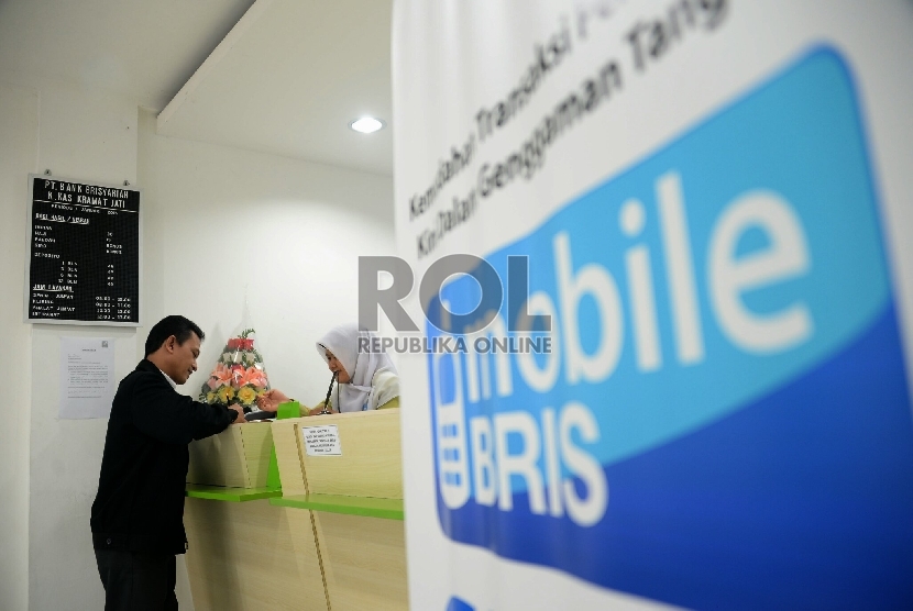 Petugas melayani nasabah di kantor BRI Syariah, Jakarta, Selasa (27/1).(Republika/Prayogi)