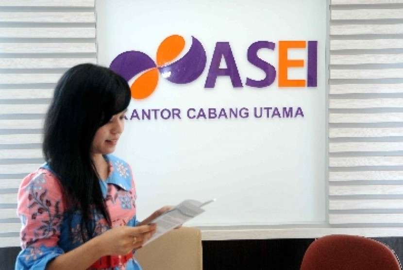 Petugas melayani nasabah di kantor cabang utama ASEI di Jakarta.