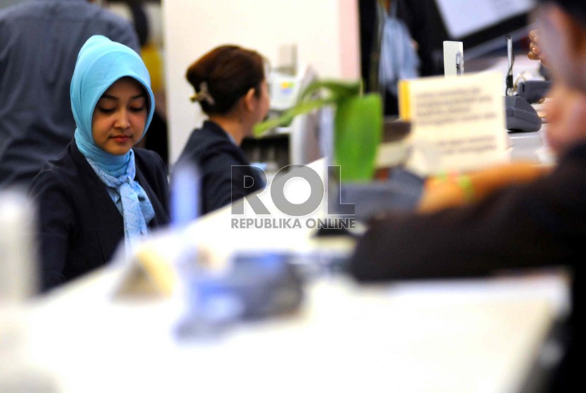 Petugas melayani nasabah di kantor layanan Bank Mandiri, Jakarta, Senin (11/8).(Republika/Wihdan Hidayat)