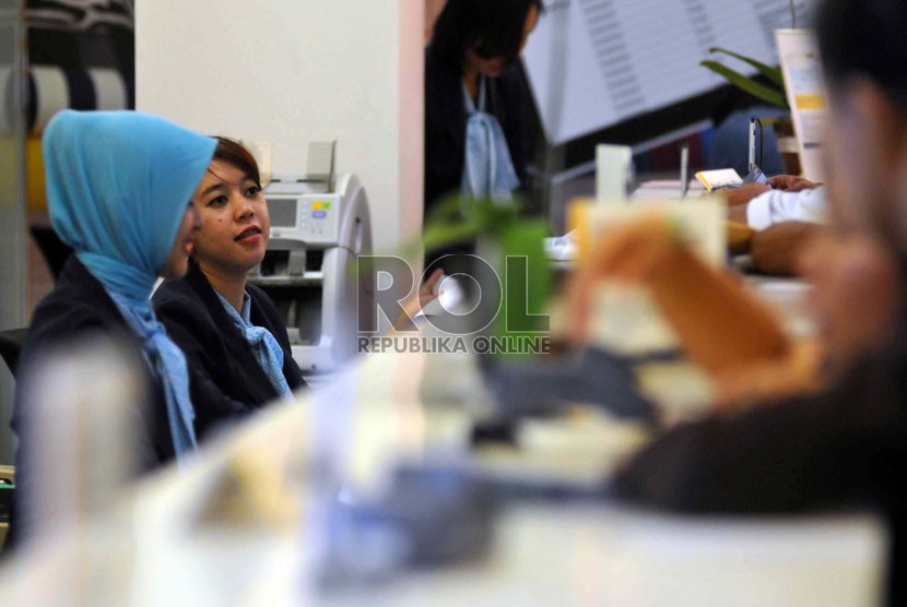 Petugas melayani nasabah di kantor layanan Bank Mandiri, Jakarta, Senin (11/8).(Republika/Wihdan Hidayat)