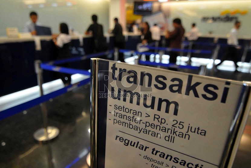 Petugas melayani nasabah di kantor layanan Bank Mandiri, Jakarta, Senin (11/8).(Republika/Wihdan Hidayat)