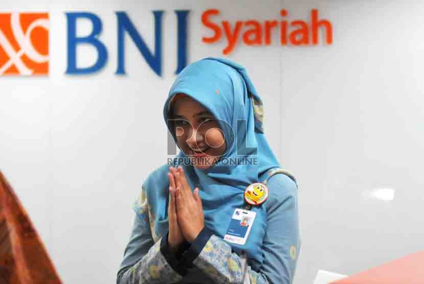  Petugas melayani nasabah di kantor layanan BNI Syariah, Jakarta, Selasa (19/8). (Republika/ Wihdan).