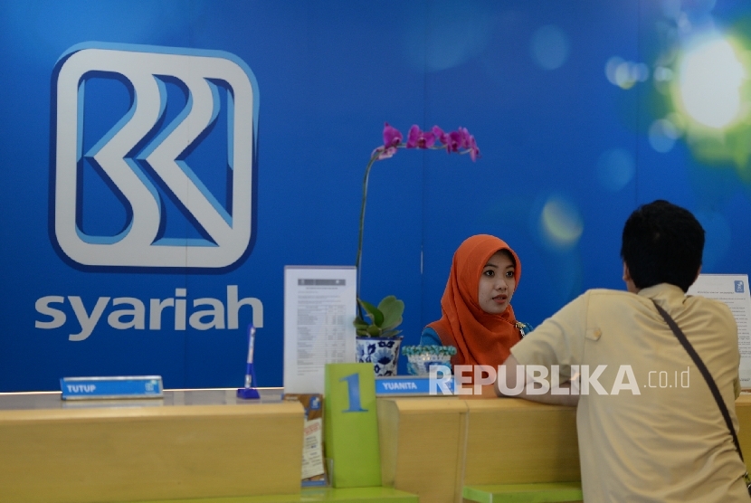 Petugas melayani nasabah di kantor layanan BRI Syariah, Jakarta, Rabu (6/4).