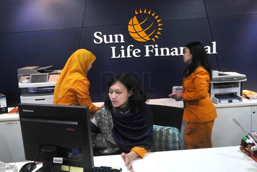 Petugas melayani nasabah di kantor layanan Sun Life Financial, Jakarta, Selasa ((18/3).
