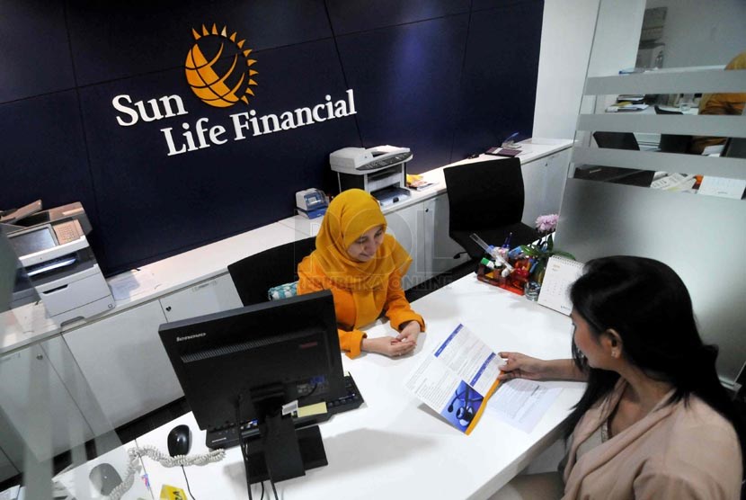 Petugas melayani nasabah di kantor layanan Sun Life Financial, Jakarta, Selasa ((18/3).