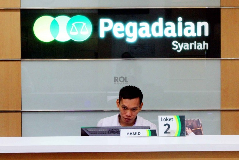 Petugas melayani nasabah di kantor Pegadaian Syariah, Jakarta, Senin (8/12).
