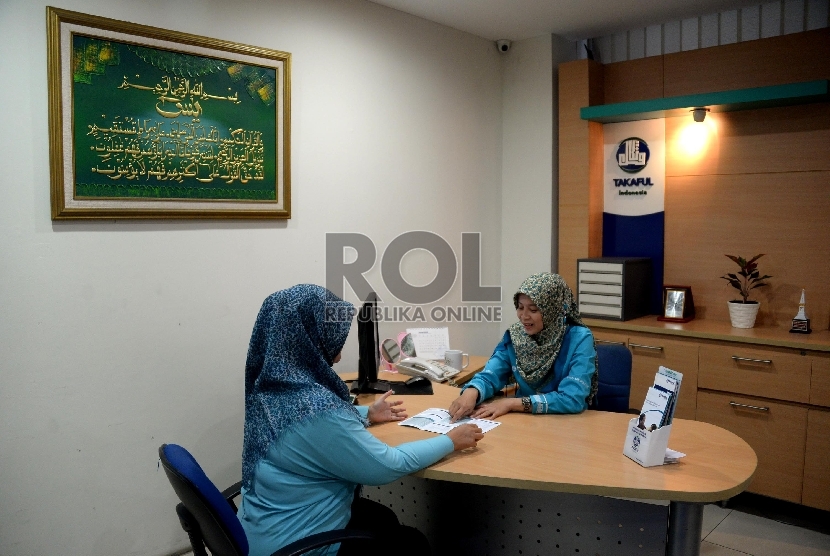 Petugas melayani nasabah di kantor pelayanan Asuransi Takaful Keluarga , Jakarta, Rabu (18/3).
