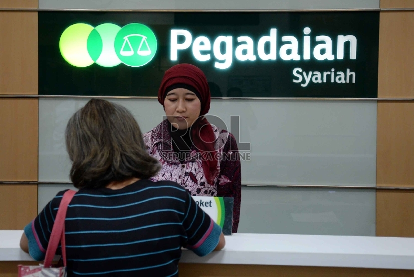 Petugas melayani nasabah di Pegadaian Syariah, Jakarta, Rabu (4/3).(Republika/ Yasin Habibi)