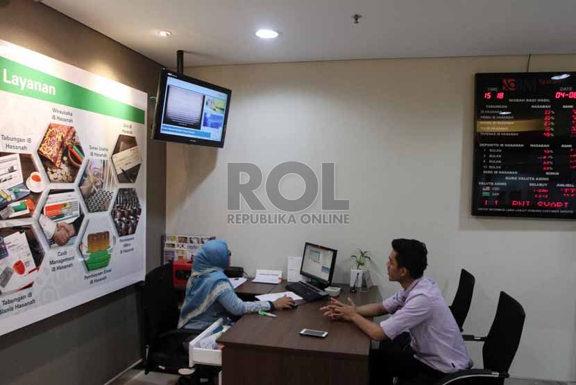 Petugas melayani nasabah di salah satu Banking Hall BNI Syariah, Jakarta, Senin (4/8). (Republika/Adhi Wicaksono)