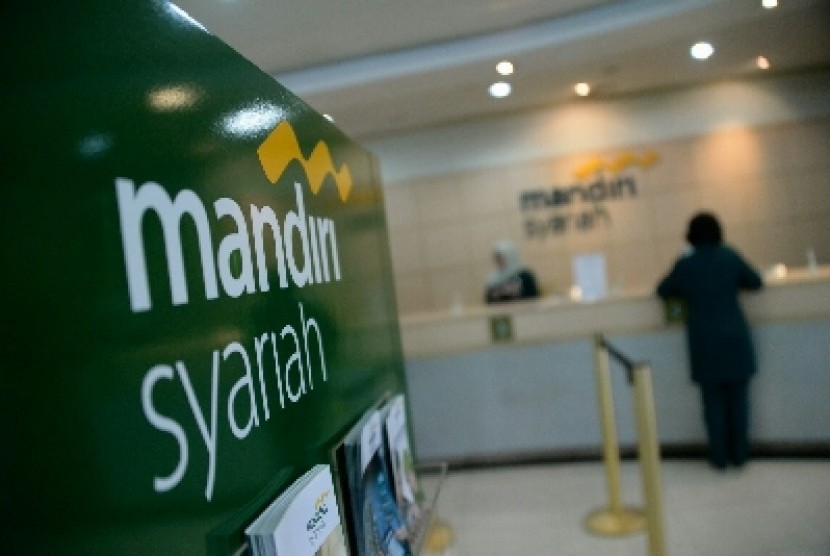  Petugas melayani nasabah di salah satu kantor cabang Bank Syariah Mandiri, Jakarta, Jumat (8/5). 