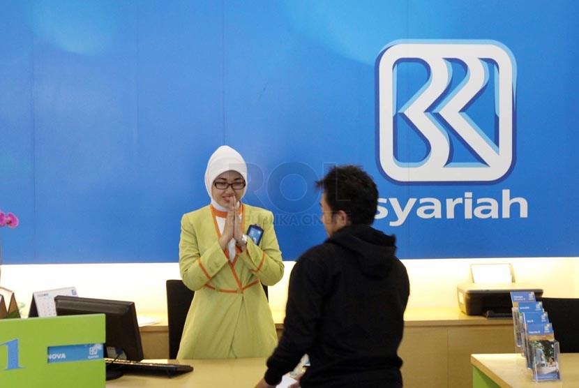 Petugas melayani nasabah di salah satu kantor cabang Bank Rakyat Indonesia (BRI) Syariah, Jakarta, Kamis (20/3).