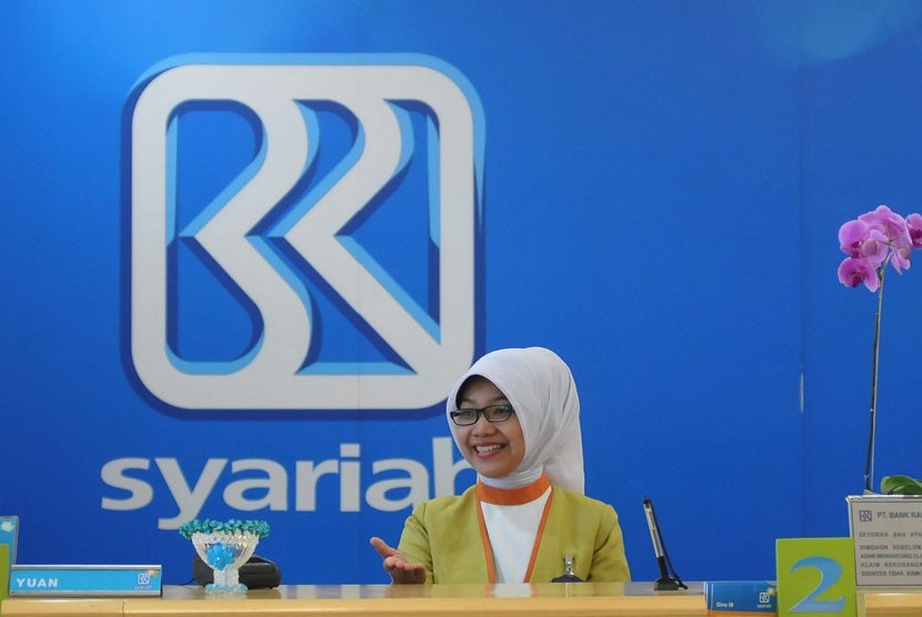 Petugas melayani nasabah di salah satu kantor cabang Bank Rakyat Indonesia (BRI) Syariah, Jakarta, Selasa (13/5).