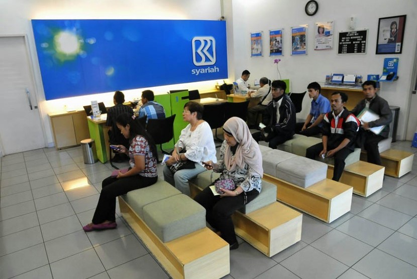 Petugas melayani nasabah di salah satu kantor cabang Bank Rakyat Indonesia (BRI). 