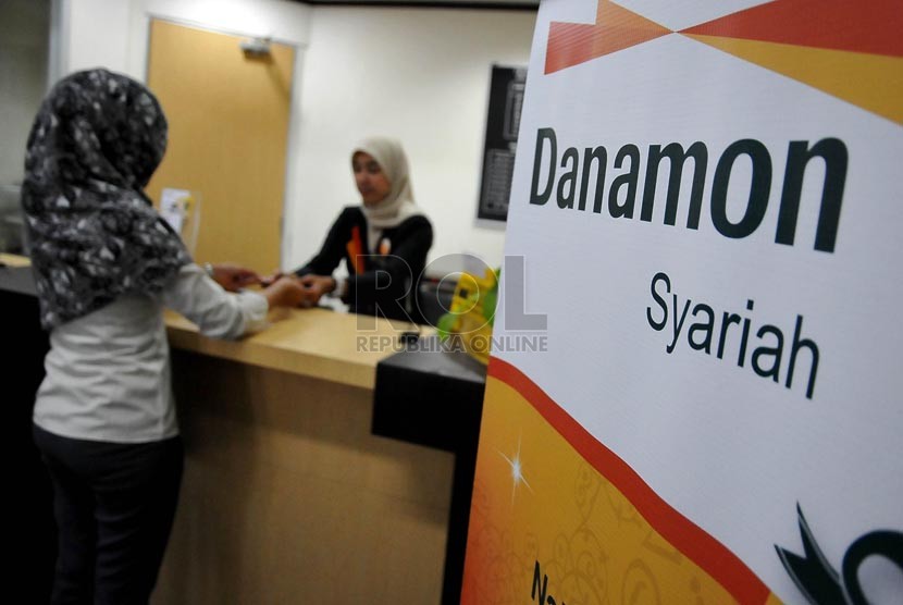 Petugas melayani nasabah di salah satu kantor cabang Bank Danamon Syariah di Jakarta, Jumat (22/8).(Prayogi/Republika)