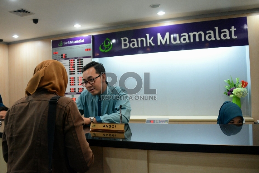 Petugas melayani nasabah di salah satu kantor cabang Bank Muamalat, Jakarta. PT Bank Muamalat Indonesia Tbk mengembangkan platform pembelajaran berbasis digital sebagai upaya meningkatkan kompetensi seluruh karyawan dalam rangka menyongsong era new normal.