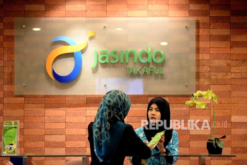 Petugas melayani nasabah di salah satu kantor Jasindo Takaful, Jakarta.