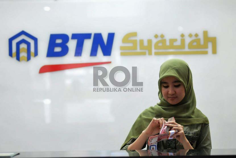Petugas melayani nasabah dibanking hall kantor cabang Bank Tabungan Negara (BTN) Syariah di Jakarta.