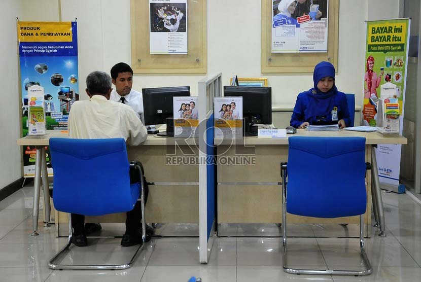 Petugas melayani nasabah dibanking hall salah satu kantor cabang Bank Tabungan Negara (BTN) Syariah di Jakarta.