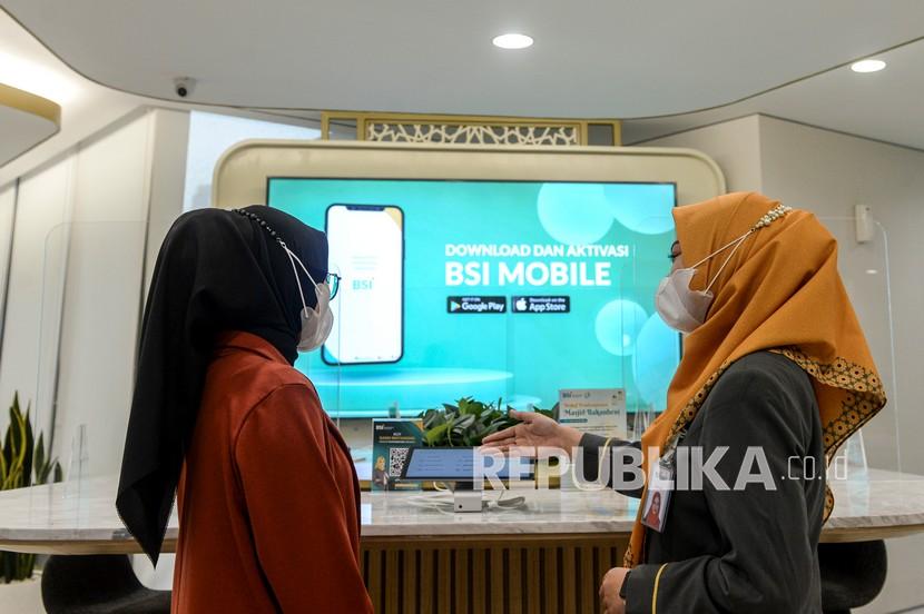 Petugas melayani nasabah melalui tablet saat bertransaksi di kantor pusat Bank Syariah Indonesia di Jakarta, Selasa (11/1/2022). Tiga layanan transaksi BSI di lingkungan lembaga negara tersebut merupakan bentuk peran aktif dalam mendukung pembangunan ekonomi keuangan syariah. 