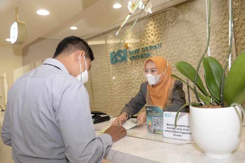 Petugas melayani nasabah saat bertransaksi di kantor pusat Bank Syariah Indonesia (BSI). PT Bank Syariah Indonesia Tbk. (BSI) membayar zakat perusahaan kepada Badan Amil Zakat Nasional (BAZNAS) sebesar lebih dari Rp 122,5 miliar. Jumlah tersebut lebih tinggi dibandingkan pembayaran zakat BSI pada tahun lalu yang sebesar Rp 94 miliar.