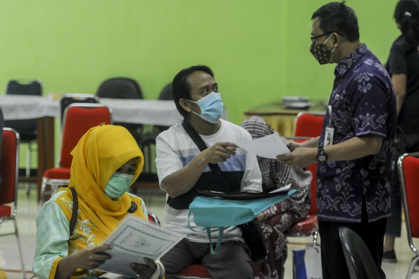 Petugas melayani orang tua siswa di posko Penerimaan Peserta Didik Baru (PPDB) (Ilustrasi). Dinas Pendidikan DKI Jakarta membuka jalur baru Pendaftaran Peserta Didik Baru (PPDB) yang dinamakan jalur Zonasi Bina RW Sekolah.