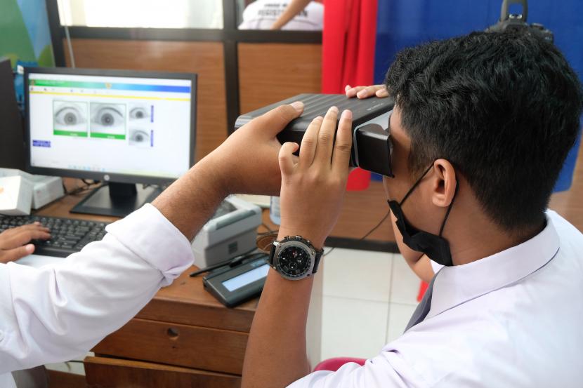 Petugas melayani pelajar SMA saat perekaman data KTP elektronik bagi calon pemilih pemula di kantor Disdukcapil untuk persiapan menyambut Pemilu 2024 (ilustrasi)