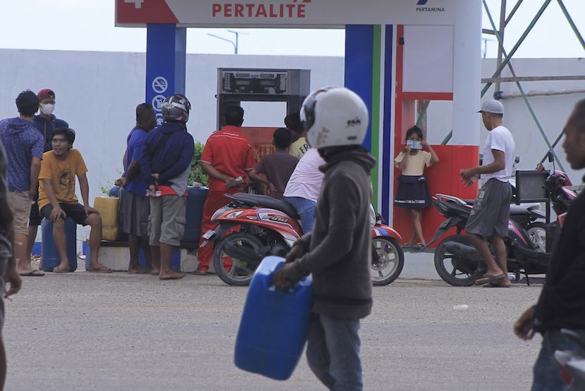 Petugas melayani pembelian bahan bakar minyak (BBM) jenis Pertalite di salah satu Stasiun Pengisian Bahan Bakar Umum (SPBU) (ilustrasi). Pertamina Region OKU Raya, Sumatra Selatan, melarang seluruh SPBU di daerah itu melayani pembelian Bahan Bakar Minyak (BBM) menggunakan jerigen.