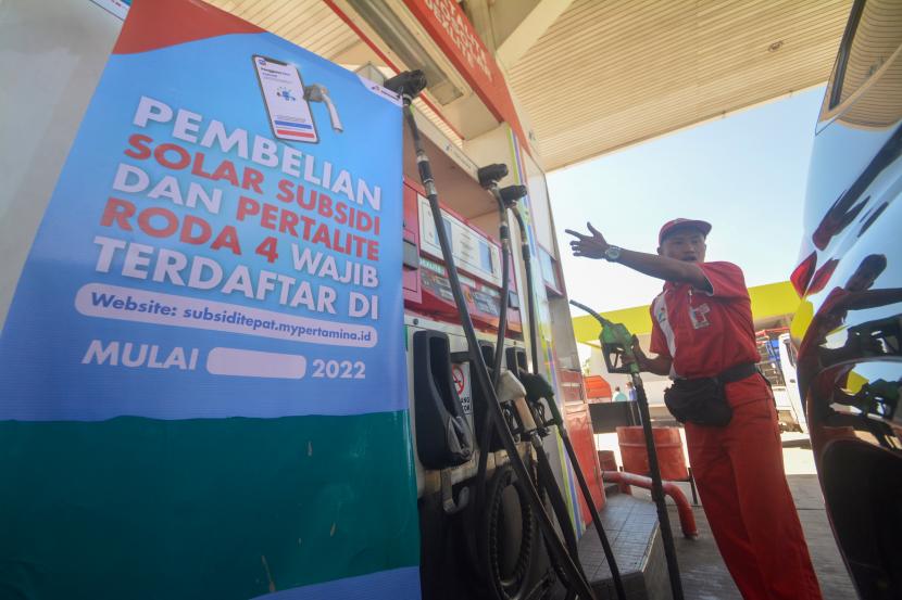 Petugas melayani pembelian bahan bakar minyak di SPBU Kota Padangpanjang. 