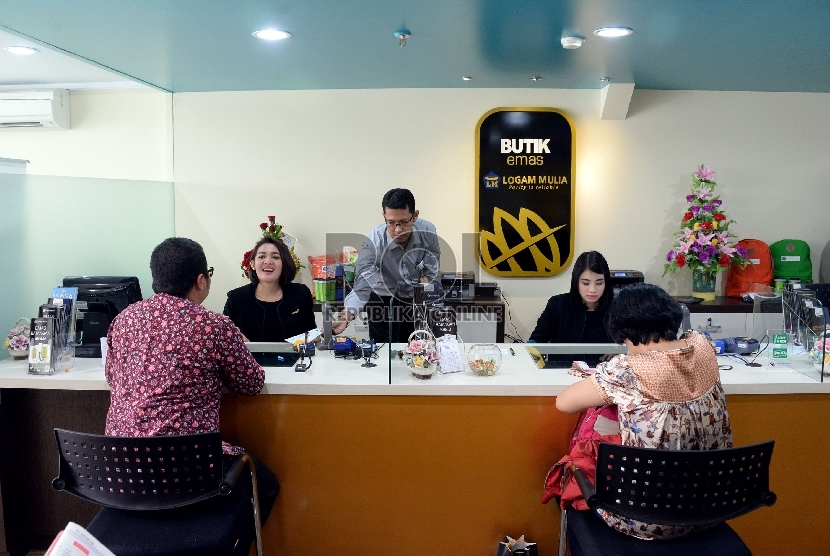 Petugas melayani pembelian emas ANTAM usai diresmikanya butik emas Logam mulia (LM) Jakarta II di Gedung Sarinah, Jakarta, Selasa (19/5).