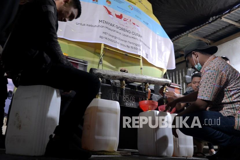 Petugas melayani pembelian minyak goreng curah ke sejumlah pengecer di Manado, Sulawesi Utara, Jumat (8/4/2022) (Ilustrasi). Pemerintah berkomitmen penuhi migor curah untuk masyarakat dan UMKM  